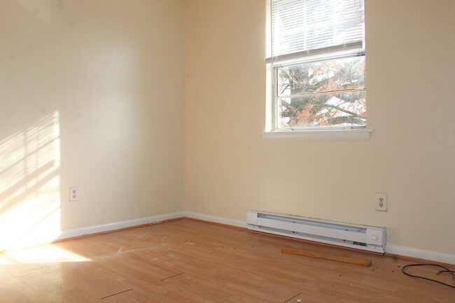 Building Photo - 3 Bedroom Townhouse - Near While Park - 06...