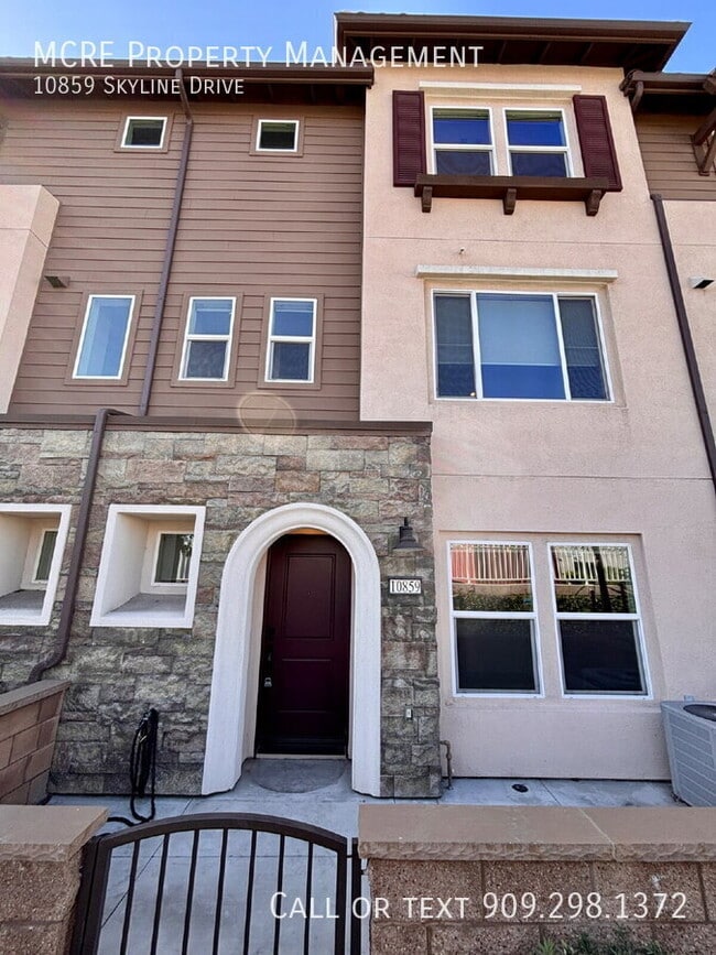 Building Photo - 10859 Skyline Dr