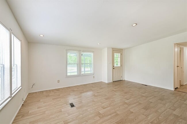 Building Photo - 1749 Max Rd