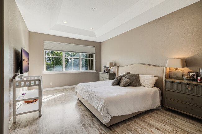 Building Photo - 1394 Harbor View W