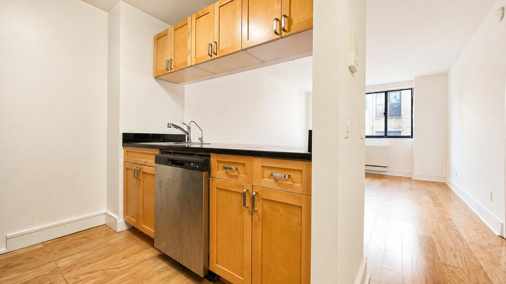 Building Photo - 323 W 96th St