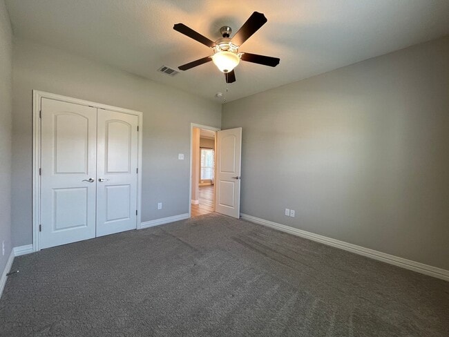 Building Photo - AVAILABLE NOW 3 BEDROOM 2 BATH WITH OFFICE...