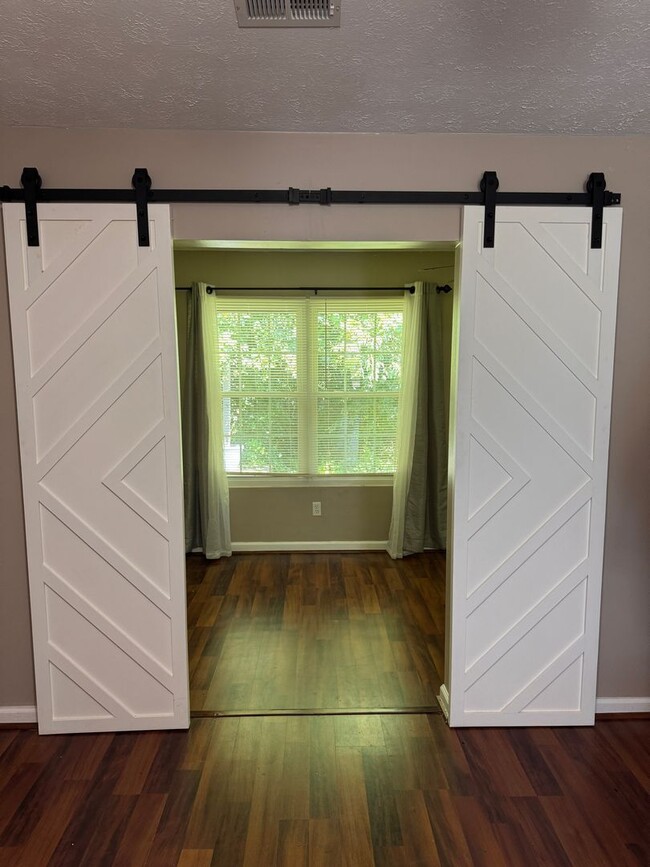 Building Photo - 2 Bedroom || 2 Bathroom - Single Level Tow...
