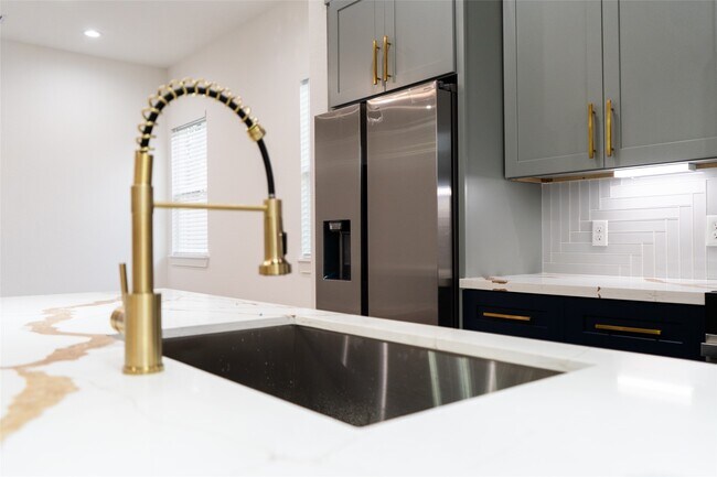 Building Photo - 5018 Dieppe St