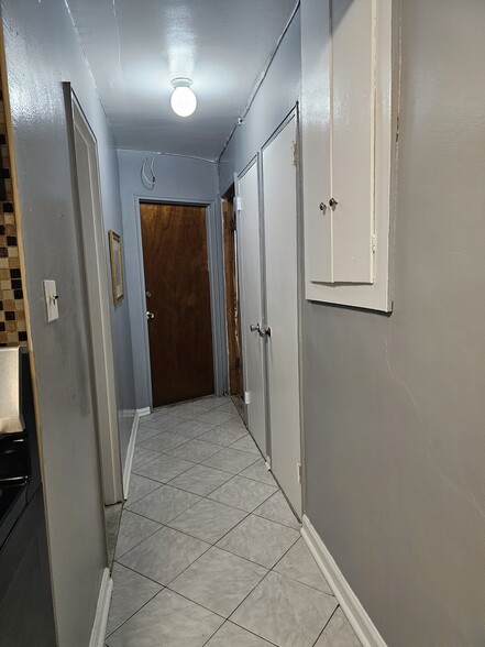 Building Photo - 855 E 55th St