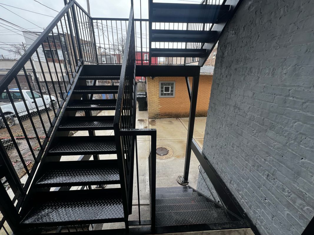 Building Photo - 735 N Hamlin Ave