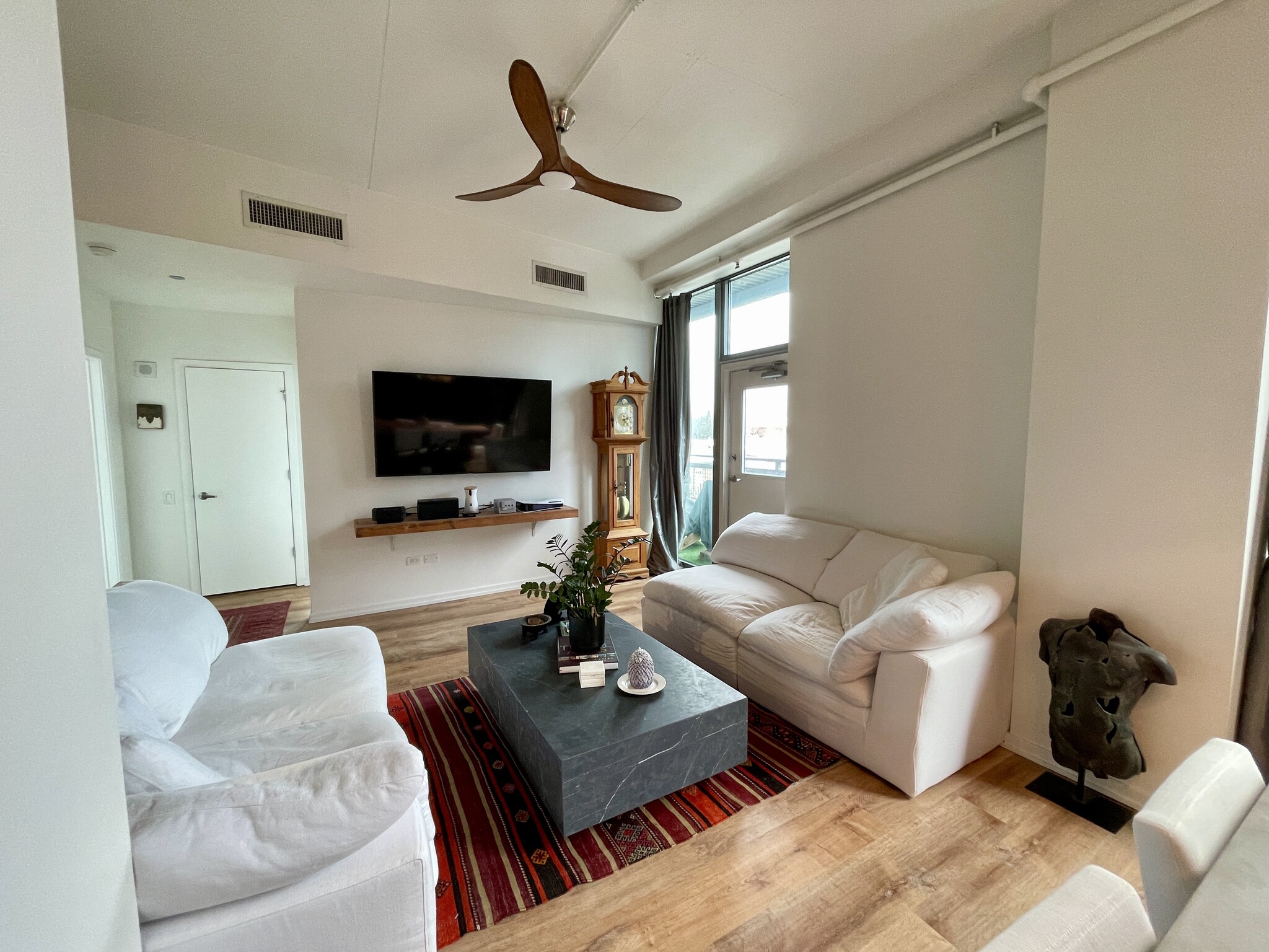 Living Room - 1000 W Leland Ave
