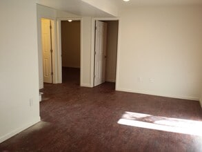 Building Photo - 186 S Yates Way