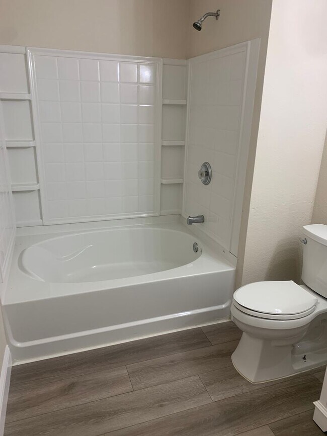 Building Photo - Charming 3BD/2BA with fireplace