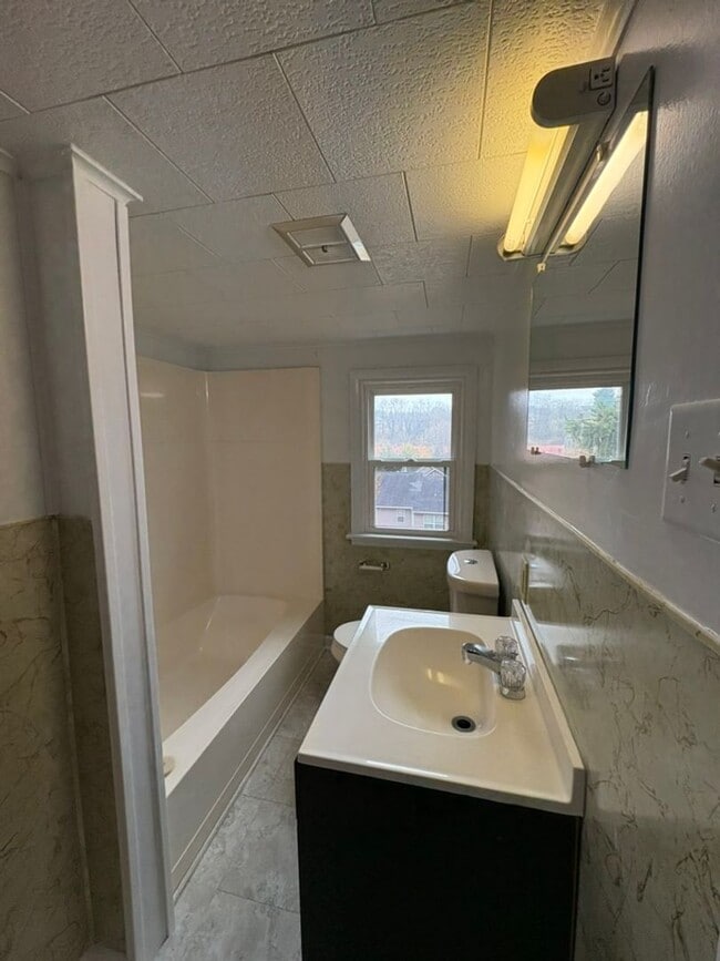 Building Photo - Charming House in the Borough