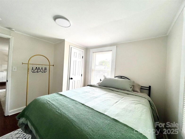 Building Photo - Room in Duplex on Charles Ave