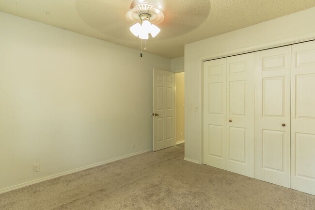 Building Photo - 16 Balenciaga Way