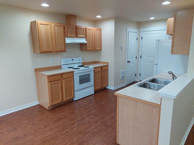 Building Photo - 2200 Greenview Cir