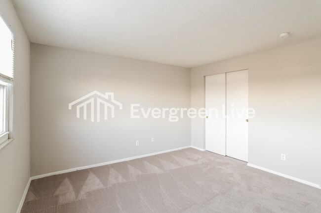 Building Photo - 3411 Quaker Rd