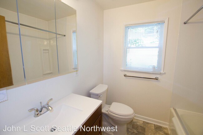 Building Photo - 7035 Beach Dr SW