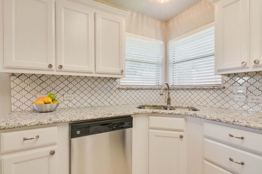 Kitchen - 956 Carlin Ln