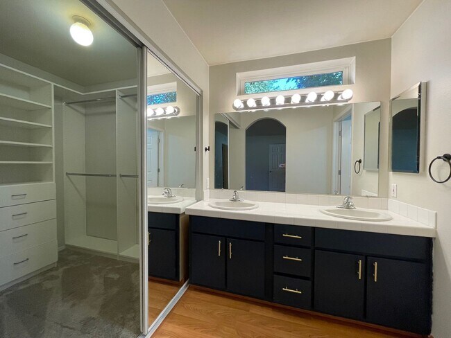 Building Photo - RARE Lake Oswego Bay Community 2Bd/2Ba in ...