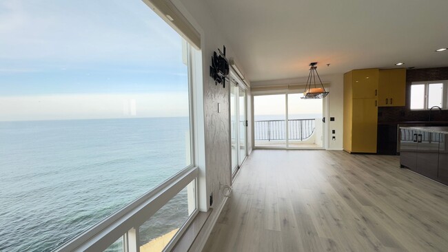 Building Photo - LUXURY OCEAN FRONT 3 BEDROOM