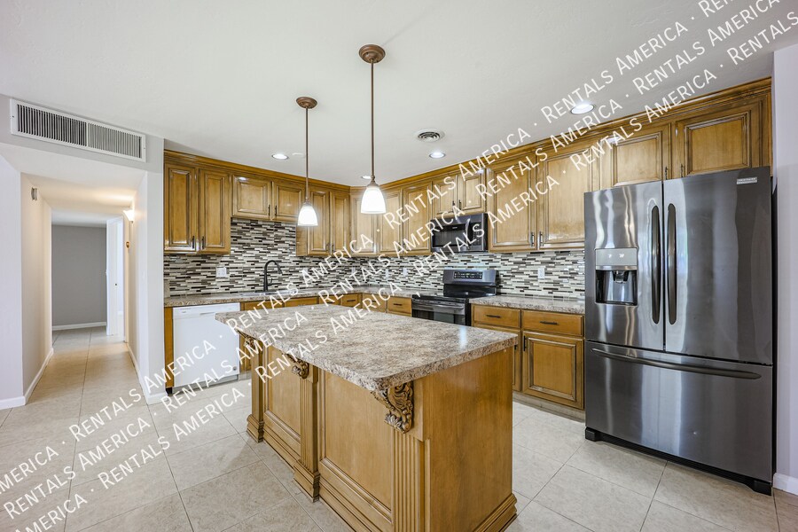 Building Photo - 614 N 74th St