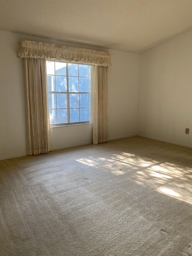 Building Photo - Spacious 3 Bedroom's, 2.5 bath condo in Lakeview Village.