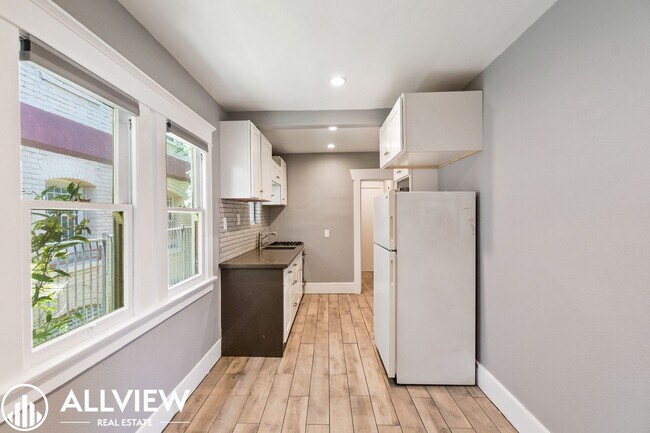 Building Photo - 307 W 7th St