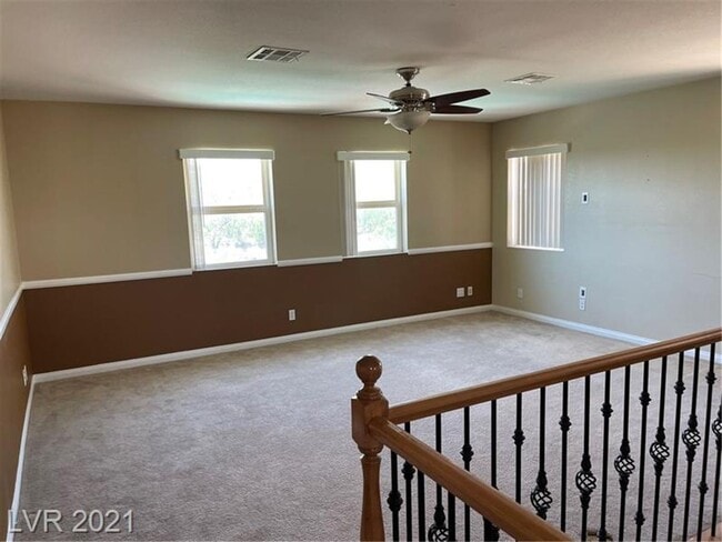 Building Photo - Stunning & Spacious Home with Park Views and Pool!