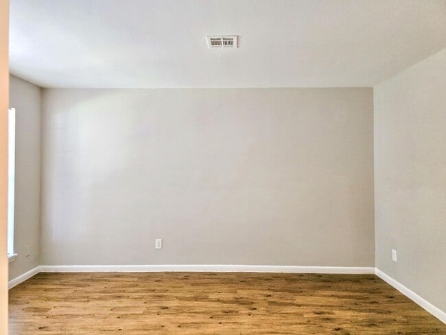 Building Photo - 5922 Densmore Dr