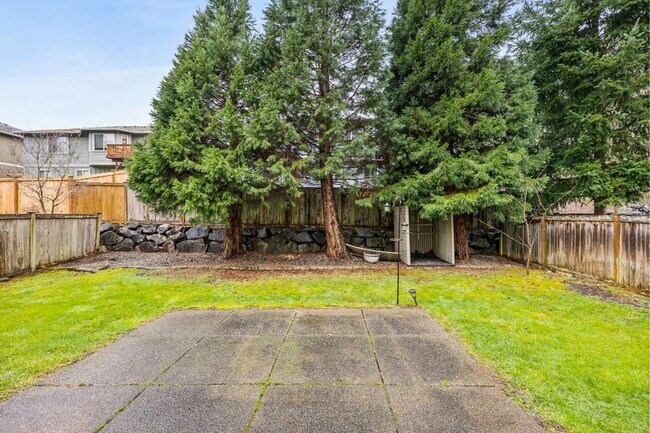 Building Photo - Elegant University Place Home with A/C, Tandem Garage, Office & Balcony Bedroom Near JBLM!