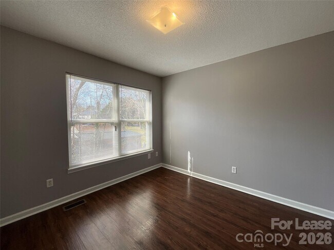 Building Photo - 1520 N Main Ave