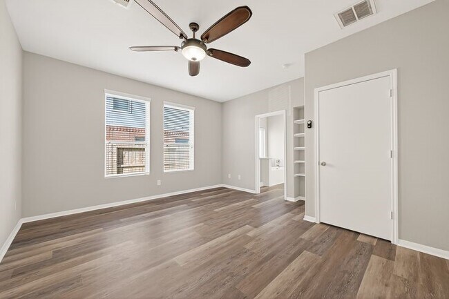 Building Photo - 2810 Meadowbrook Lane