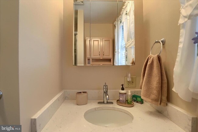 Building Photo - 2406 Roundtop Rd