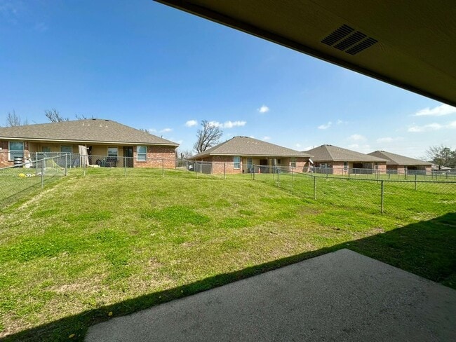 Building Photo - 3 Bedroom 2 Bath Duplex at Mansion Creek in Tyler! 1/2 off first full months rent