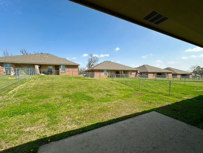 Building Photo - Coming Soon! 3 Bedroom 2 Bath Duplex at Ma...