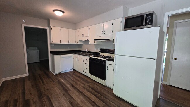 Building Photo - 5023 Hampshire Dr