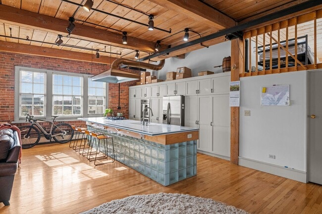Building Photo - Beautiful loft in Downtown Denver!