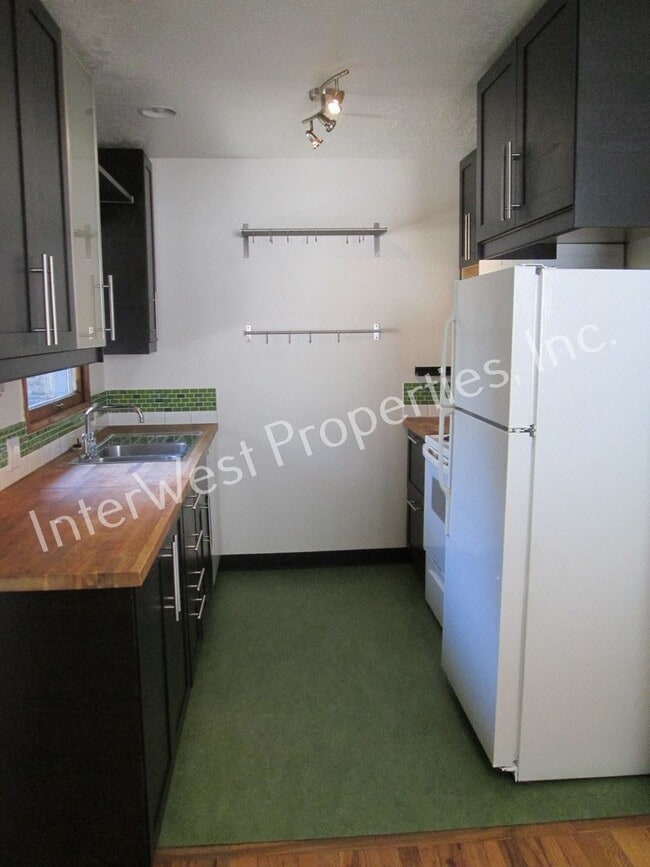 Building Photo - Montavilla Cutie! 2bd 1 ba home with Garag...