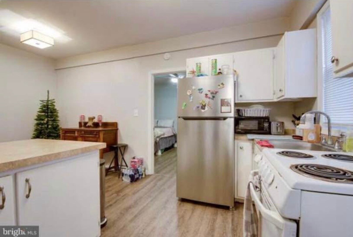 Building Photo - 302 Cedar Ln