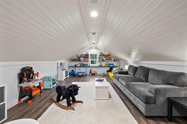 Building Photo - 706 Stow Dr