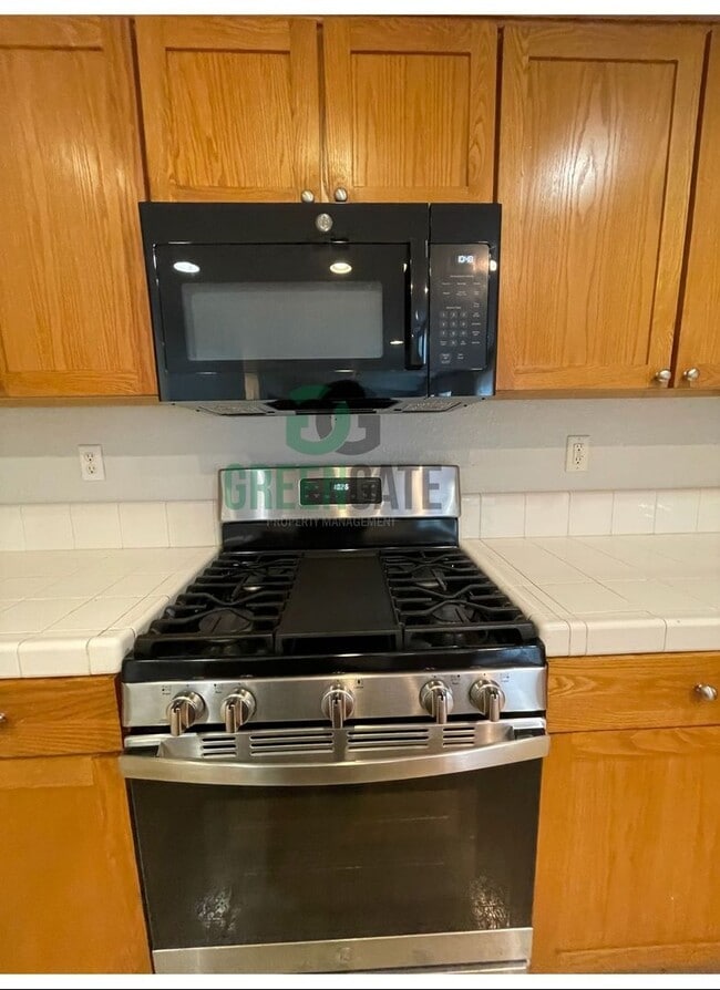 Building Photo - Two story 4 bedroom, 2.5 bath home in Stoc...