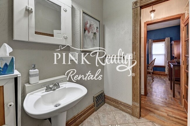 Building Photo - 1610 W Kiowa St