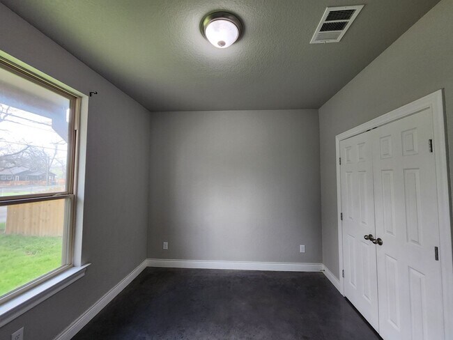 Building Photo - LOCATION! Walk to Torrey Park / Close to NB Downtown & Gruene / No Carpet / NBISD