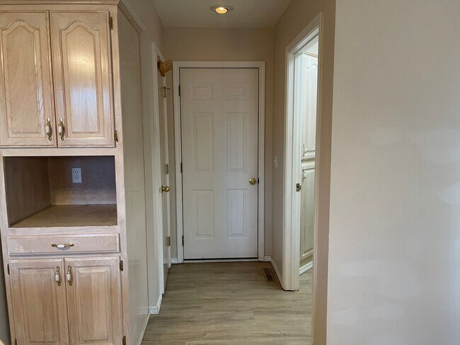 Building Photo - BEAUTIFUL Spacious home with an open floor plan in a great area!