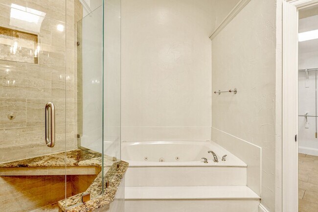 Building Photo - 2912 Bluffview Dr