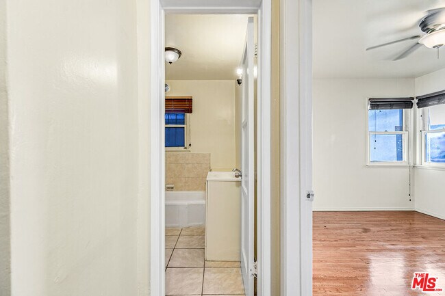 Building Photo - 3725 S Victoria Ave