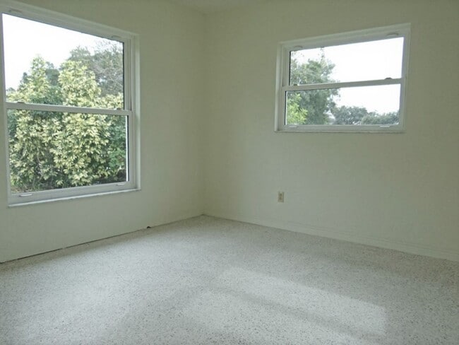 Building Photo - 3 Bedroom 2 Bath Spacious Home in Holiday Park