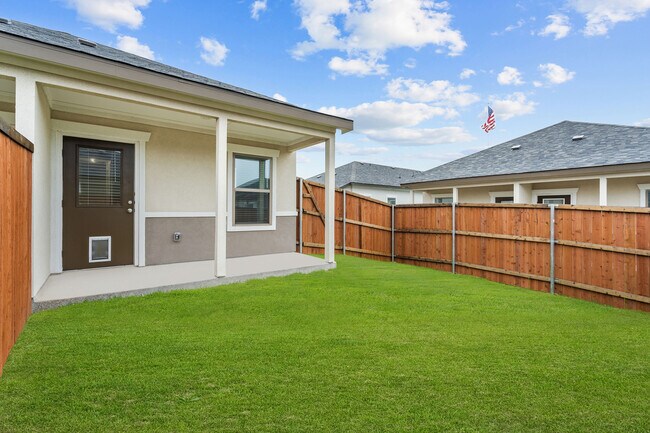 Private Backyard - Mansions of Denton