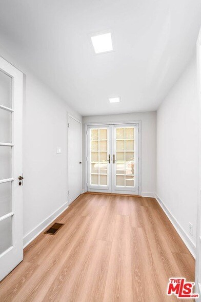 Building Photo - 809 N Bedford Dr