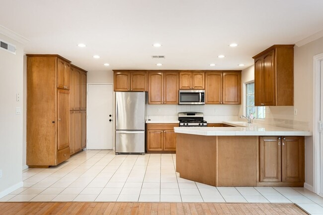 Building Photo - Traditional Single Family with Spacious Yard!