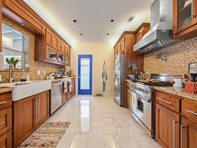 Building Photo - 1612 Vermont St