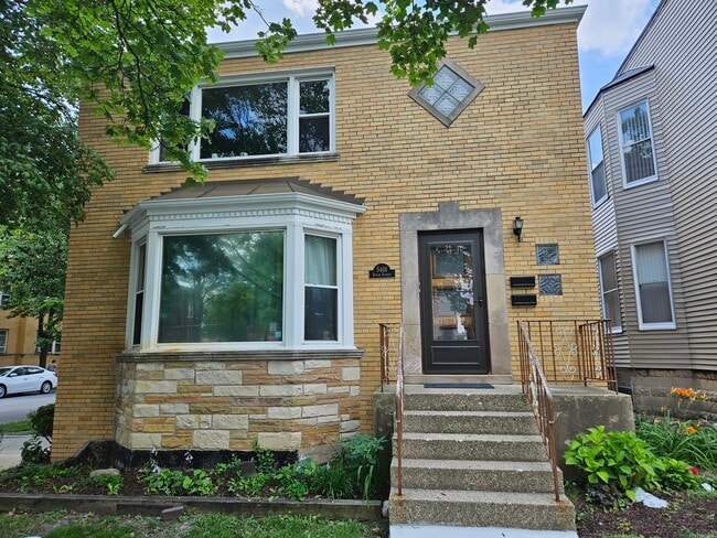 Primary Photo - 5401 W Byron St